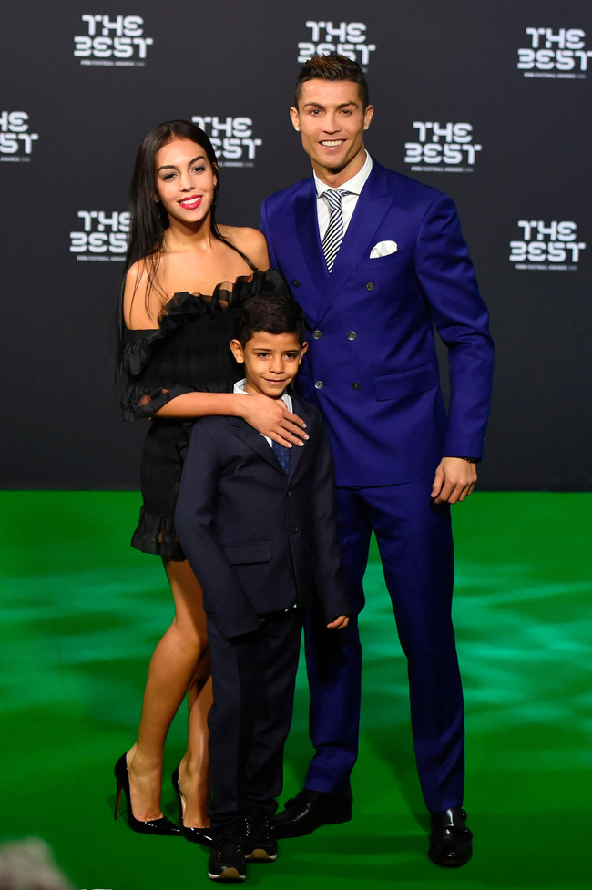 Chuyện tình của Cristiano Ronaldo - người lập kỷ lục chưa từng có trong lịch sử Euro: Biến cô gái bán hàng thành nàng Lọ Lem và nghi án hiếp dâm” chấn động-6