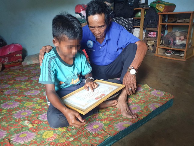 Cậu học trò nghèo bị giam học bạ: Trưởng phòng Giáo dục lên tiếng-1