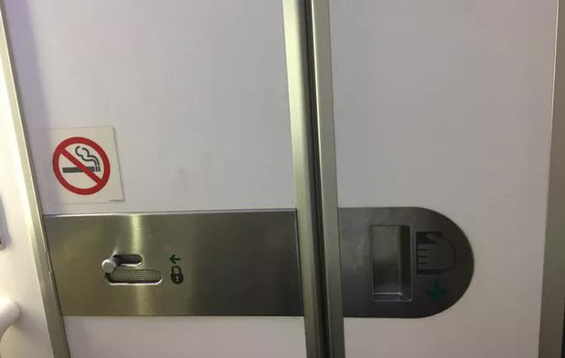 Thanh niên 19 tuổi trốn vào toilet máy bay hút thuốc, chây ì nộp phạt-1