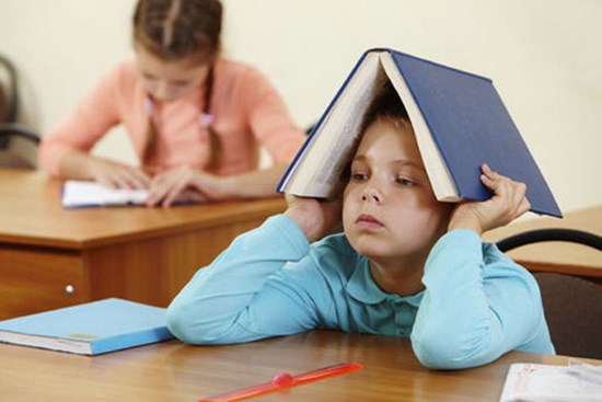 Nguyên nhân sâu xa của việc trẻ học ngày càng kém không phải do nghịch điện thoại hay lười biếng mà vì cha mẹ luôn nói điều này với con