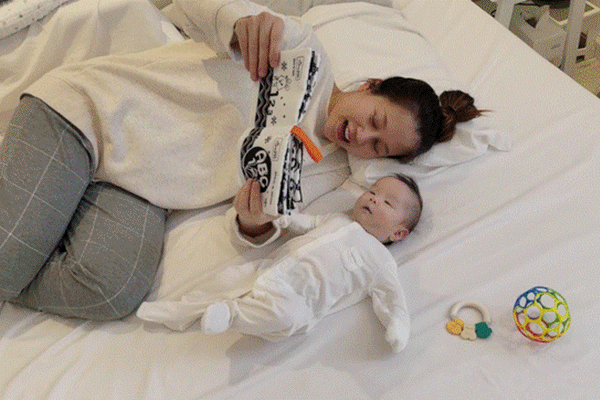 Tưng tửng là vậy nhưng An Nguy chăm con rất khéo, bé Bay 3 tháng tuổi đã ăn ngủ đâu vào đấy