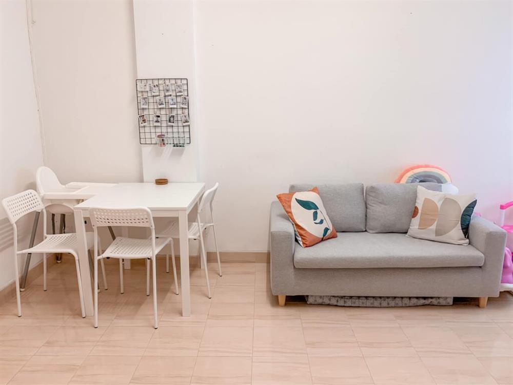 Vợ chồng mới cưới thuê nhà cũ kỹ và pha cải tạo thành không gian tối giản đầy ngoạn mục-7