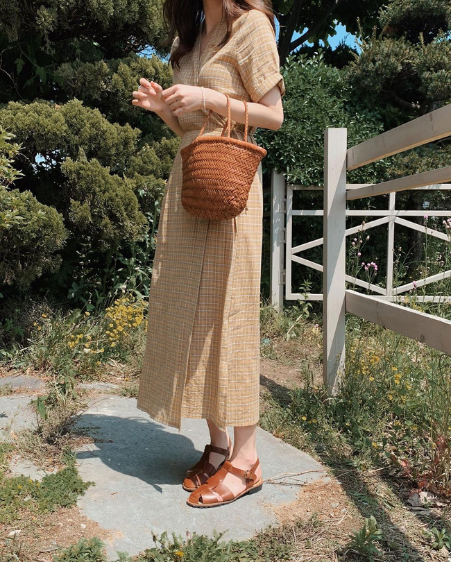 Cho những lúc không biết mặc gì: 12 outfit màu be tây tây dịu mắt, hợp mùa hè nóng nực-6