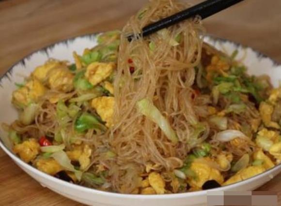 Khi xào miến, chỉ chần qua và xào là chưa đúng, thêm một bước nữa, miến sẽ bớt vón cục và rất thơm ngon-1