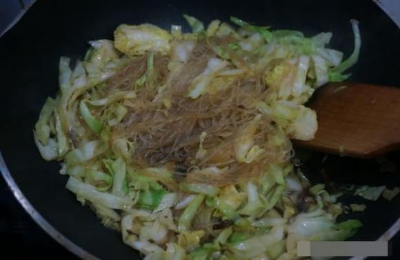 Khi xào miến, chỉ chần qua và xào là chưa đúng, thêm một bước nữa, miến sẽ bớt vón cục và rất thơm ngon-2