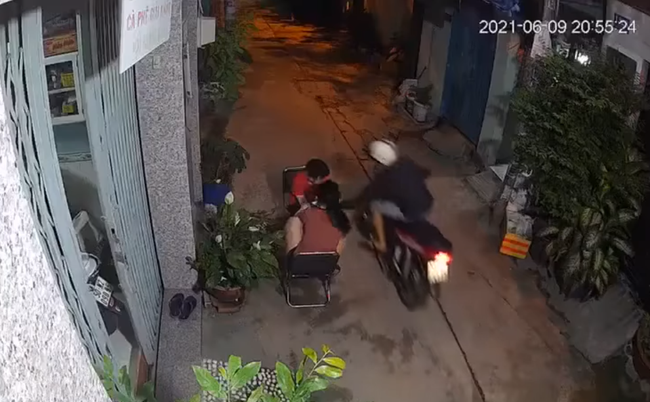 Pha làm toán hại não nhất MXH hôm nay: Giật điện thoại rồi bỏ chạy, tên cướp để lại thứ đắt gấp mấy lần-1