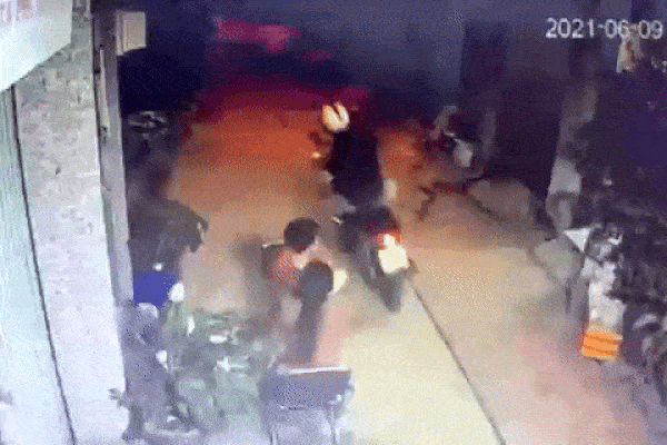 Clip: Cô gái vung túi xách hạ gục tên cướp trong vòng 1 nốt nhạc-1