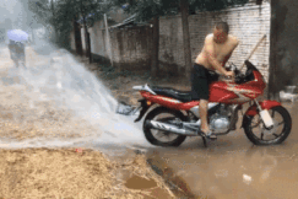 Người đàn ông gây sốt khi dùng xe máy để ‘tát nước’ ra khỏi nhà