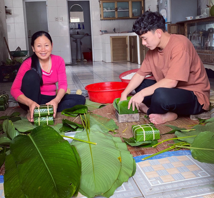 Người phụ nữ khóc sướt mướt khi nghe câu chuyện của cầu thủ Minh Vương ở đội tuyển Việt Nam: Thấy nó thương thương, thấy tội tội, nhìn thấy khổ-4