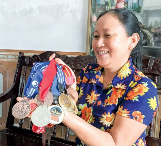 Người phụ nữ khóc sướt mướt khi nghe câu chuyện của cầu thủ Minh Vương ở đội tuyển Việt Nam: Thấy nó thương thương, thấy tội tội, nhìn thấy khổ-5