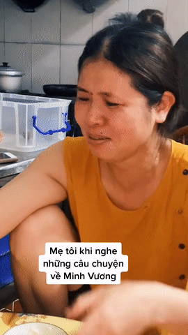 Người phụ nữ khóc sướt mướt khi nghe câu chuyện của cầu thủ Minh Vương ở đội tuyển Việt Nam: Thấy nó thương thương, thấy tội tội, nhìn thấy khổ-2