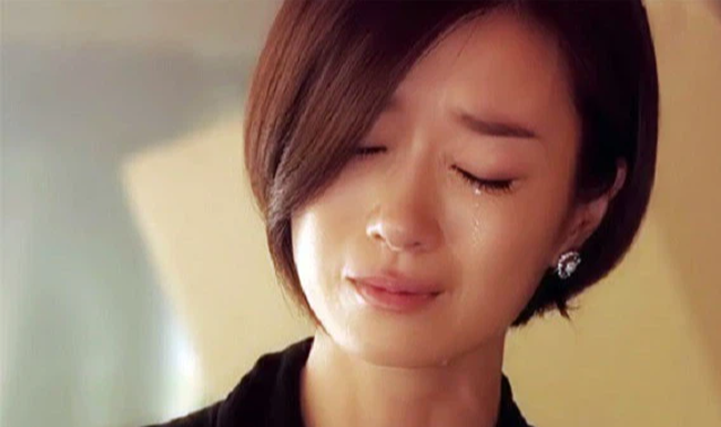 Chồng gọi điện bắt tôi sang tên cuốn sổ tiết kiệm 4 tỷ cho mẹ chồng đứng tên, tôi choáng váng khi biết lý do phía sau-1