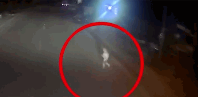 Bé trai lao ra đường suýt bị ô tô đâm trúng, soi camera an ninh phụ huynh tái mặt-1