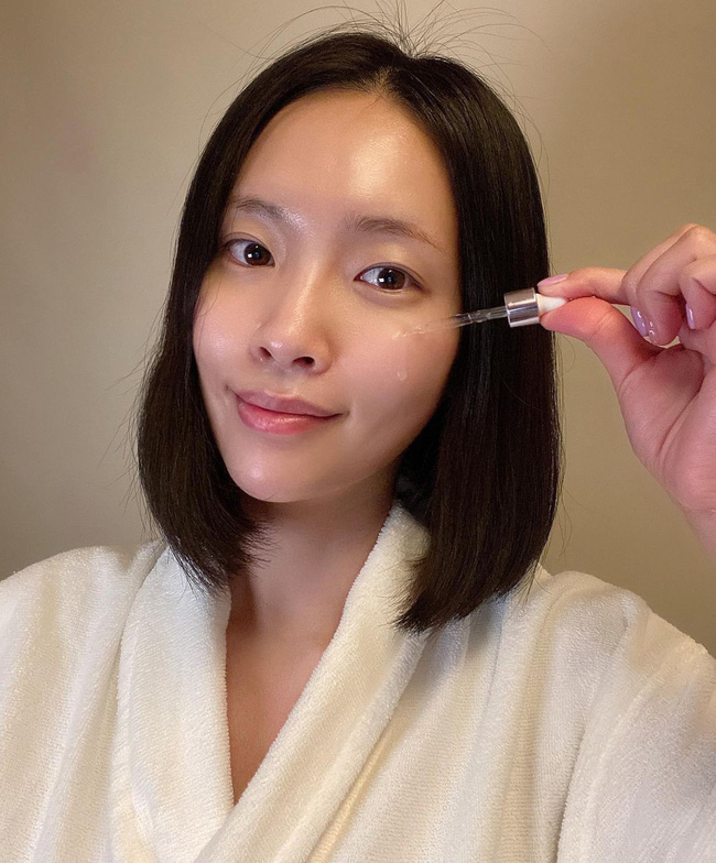 Bôi serum vitamin C: 3 điều nên và 2 điều không nên làm để da thực sự sáng mịn bật tông-1