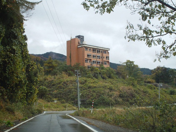 Chuyến đi đến khách sạn ma ám của 2 thiếu nữ kết thúc với thi thể nằm lại dưới biển sâu hơn 20 năm, đáng ngờ là phản ứng của nhân chứng và cảnh sát-2