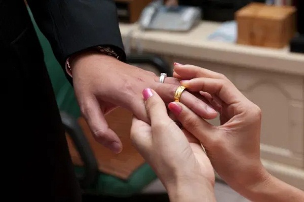 Mới cưới buổi sáng, đêm tân hôn chú rể la hét kêu cứu hàng xóm vì bộ dạng của cô dâu nhưng vẫn không tránh được kết cục bi thảm-4