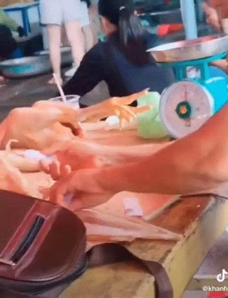 Clip bà chủ hàng dùng keo 502 để gắn râu mực khô rồi bày bán khiến người xem rùng mình-1