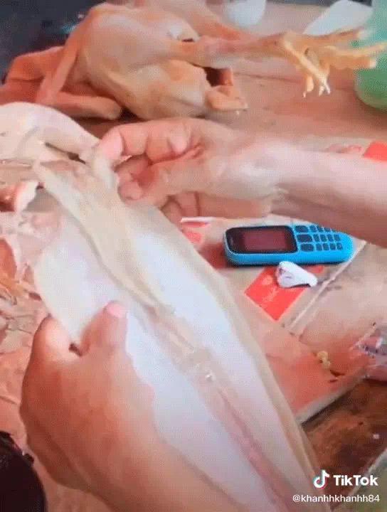 Clip bà chủ hàng dùng keo 502 để gắn râu mực khô rồi bày bán khiến người xem rùng mình-2