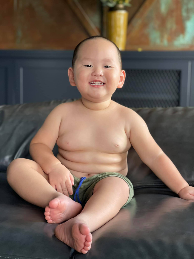 Con trai Trà My Idol khoe body 8 múi, bị mẹ ví von như chiếc bánh mochi với đôi mắt híp tịt khiến dân tình cười mệt-1