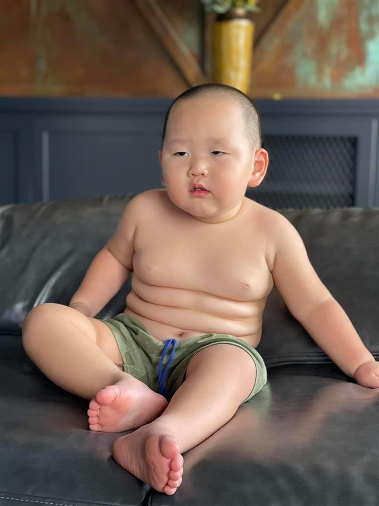 Con trai Trà My Idol khoe body 8 múi, bị mẹ ví von như chiếc bánh mochi với đôi mắt híp tịt khiến dân tình cười mệt-5