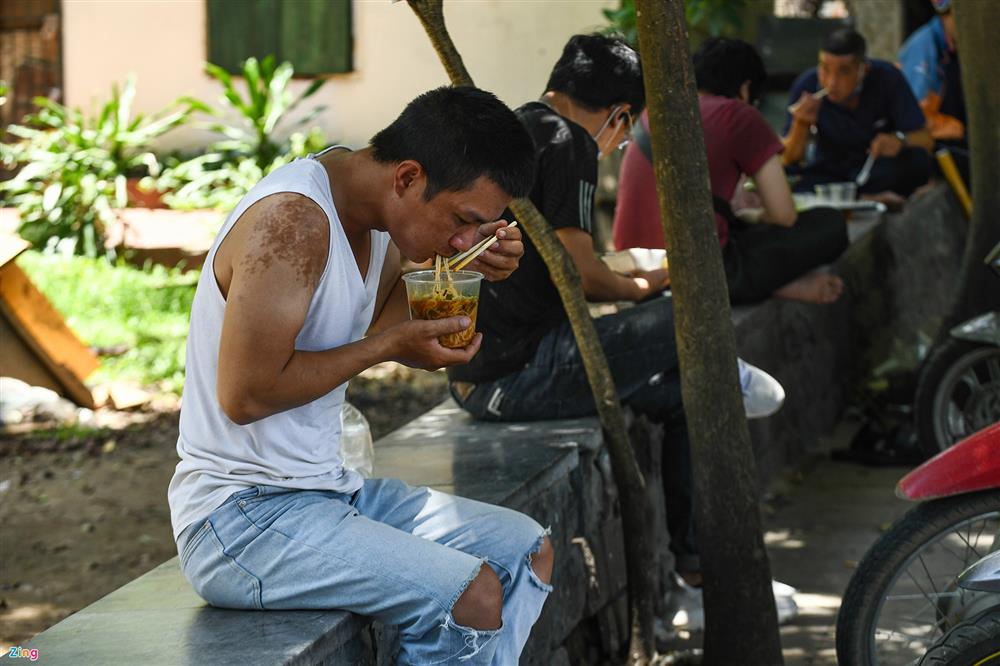 Vỉa hè, vườn hoa thành chỗ ăn trưa khi hàng quán đóng cửa-1