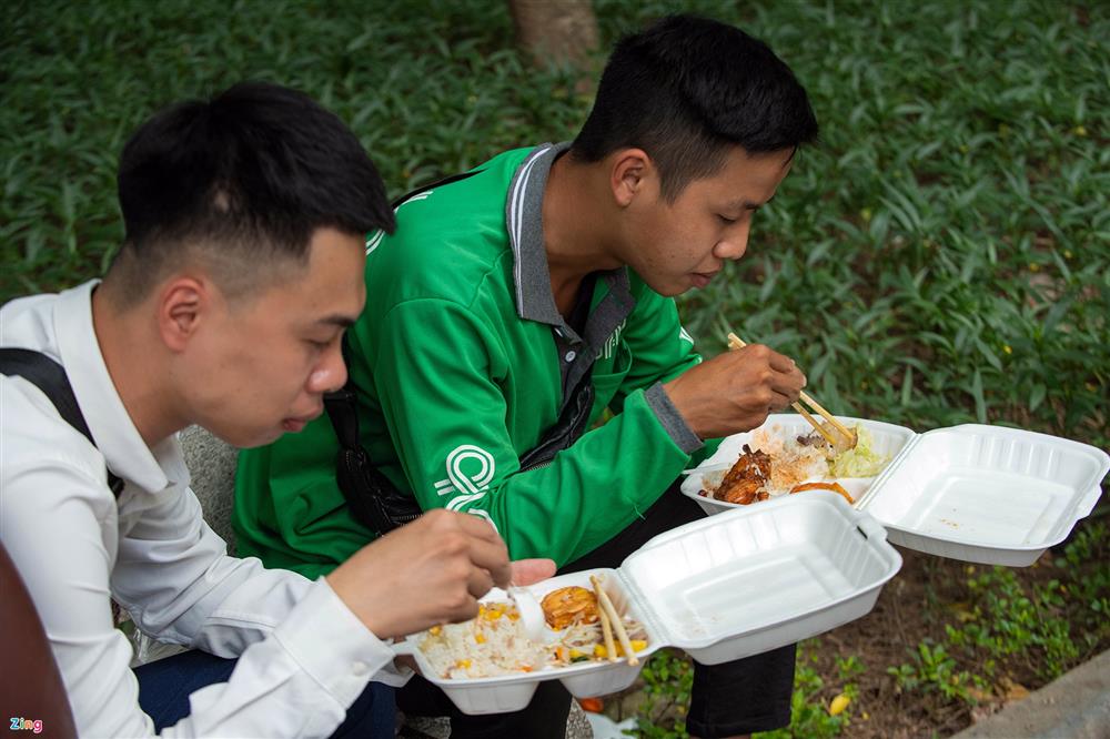 Vỉa hè, vườn hoa thành chỗ ăn trưa khi hàng quán đóng cửa-8