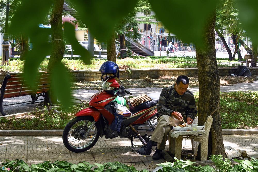 Vỉa hè, vườn hoa thành chỗ ăn trưa khi hàng quán đóng cửa-3