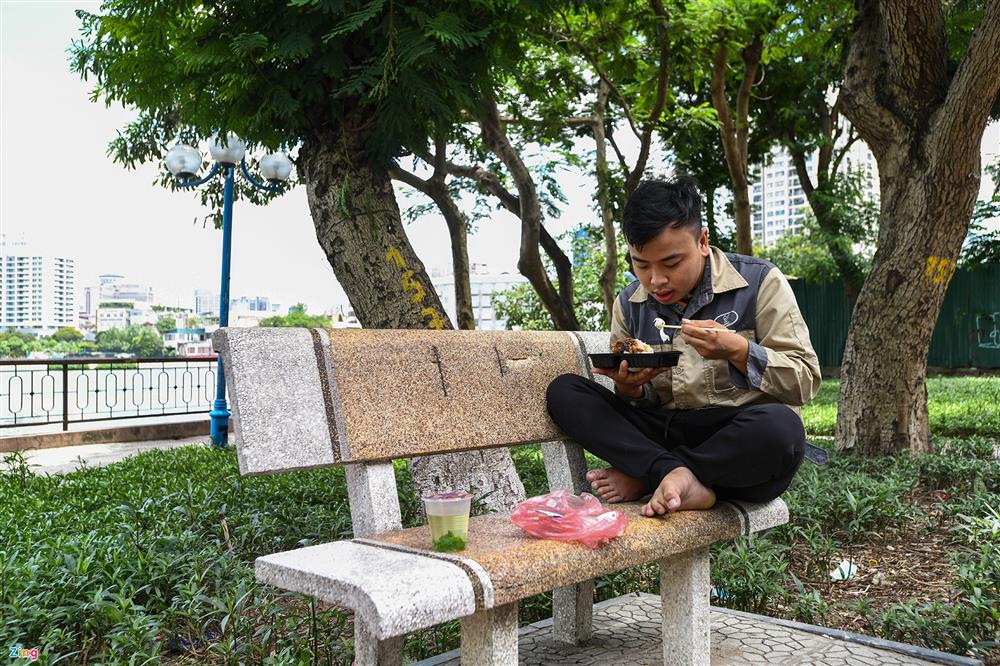 Vỉa hè, vườn hoa thành chỗ ăn trưa khi hàng quán đóng cửa-12