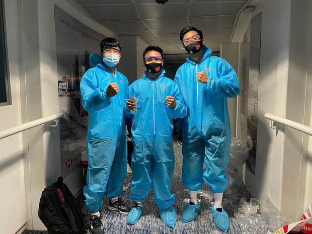 Toàn cảnh đội tuyển Việt Nam về đến Sài Gòn: Thầy Park và dàn cầu thủ quá dễ thương còn hàng xóm bật mode hóng” nhiệt tình-71