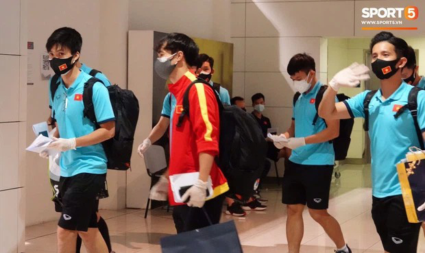 Toàn cảnh đội tuyển Việt Nam về đến Sài Gòn: Thầy Park và dàn cầu thủ quá dễ thương còn hàng xóm bật mode hóng” nhiệt tình-72