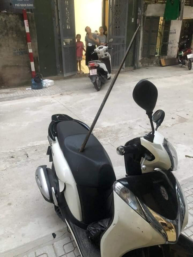 Thanh sắt rơi từ tầng 5 xuống, đâm thủng yên xe máy - cảnh tượng khiến nhiều người sốc-1