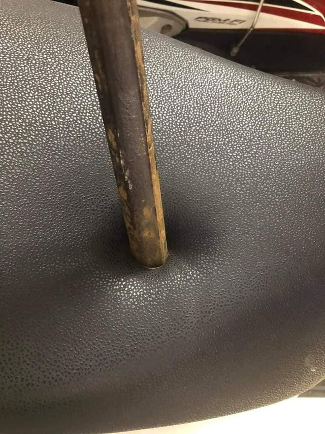 Thanh sắt rơi từ tầng 5 xuống, đâm thủng yên xe máy - cảnh tượng khiến nhiều người sốc-2