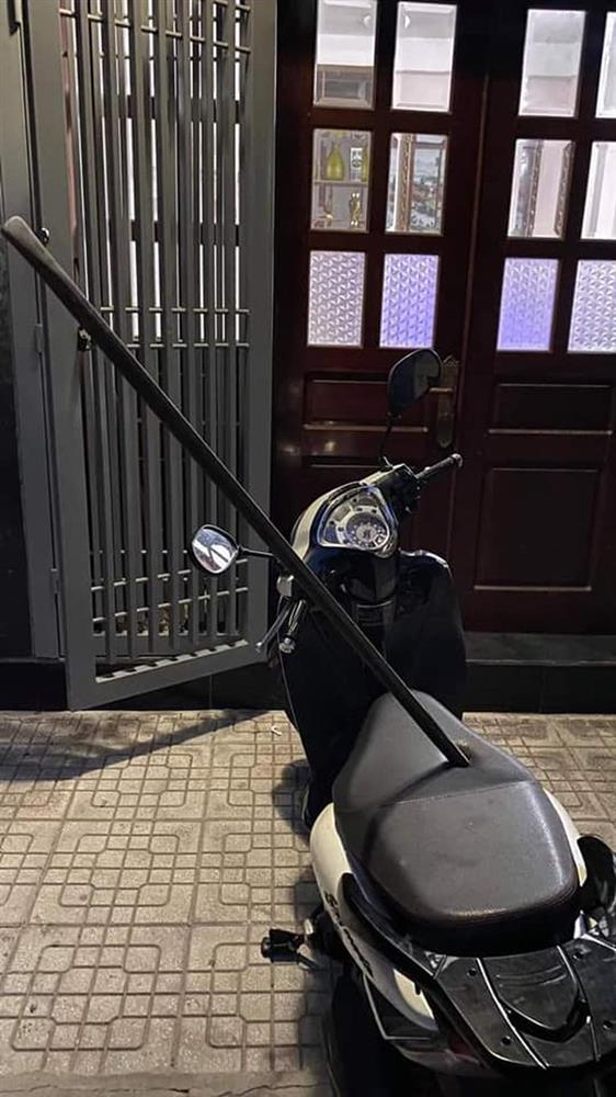 Thanh sắt rơi từ tầng 5 xuống, đâm thủng yên xe máy - cảnh tượng khiến nhiều người sốc-3