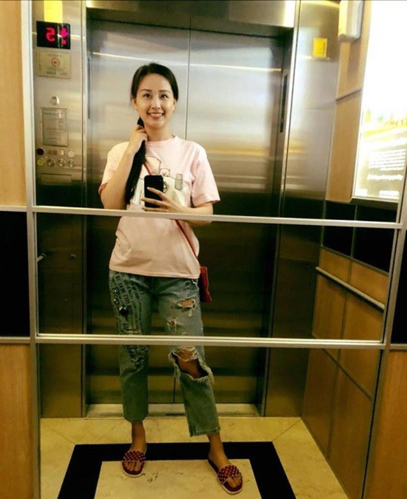 Mai Phương Thúy rất hay diện kiểu áo phông hack tuổi này, tiếc là trông trẻ quá hóa cưa sừng làm nghé-6