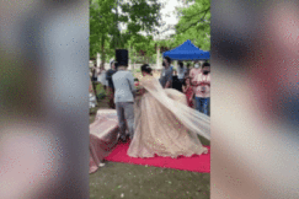 Cô dâu đang cùng chú rể vào lễ đường, một nhân vật bí ẩn bất ngờ chui ra từ váy cưới khiến quan khách ngỡ ngàng