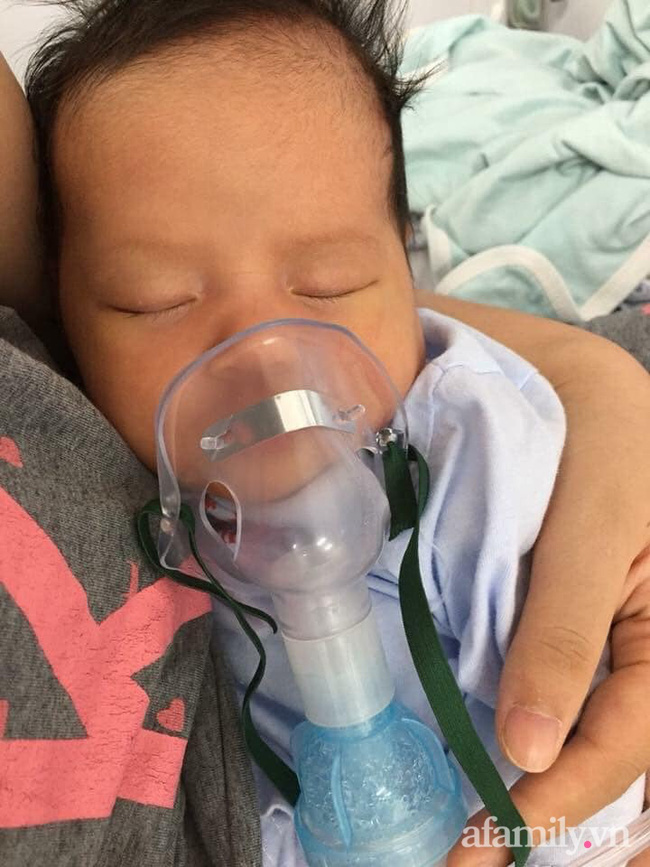 Bé 13 ngày tuổi nhiễm virus RSV, mẹ quặn lòng nhìn con trong tình trạng người xanh ngắt, lủng lẳng dây xông cắm vào miệng-1