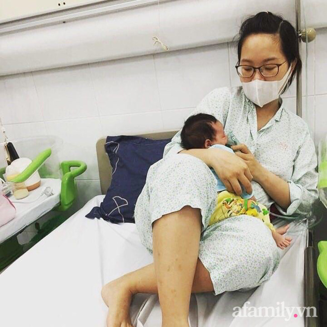 Bé 13 ngày tuổi nhiễm virus RSV, mẹ quặn lòng nhìn con trong tình trạng người xanh ngắt, lủng lẳng dây xông cắm vào miệng-3
