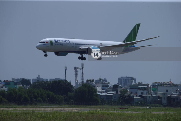 Toàn cảnh đội tuyển Việt Nam về đến Sài Gòn: Thầy Park và dàn cầu thủ quá dễ thương còn hàng xóm bật mode hóng” nhiệt tình-57