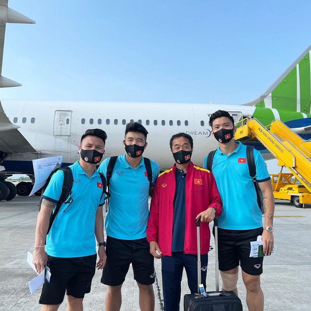 Người ta mặc đồ bảo hộ vừa vặn - Văn Hậu lòi nguyên khúc chân: Về em may quần dài cho nè!-4