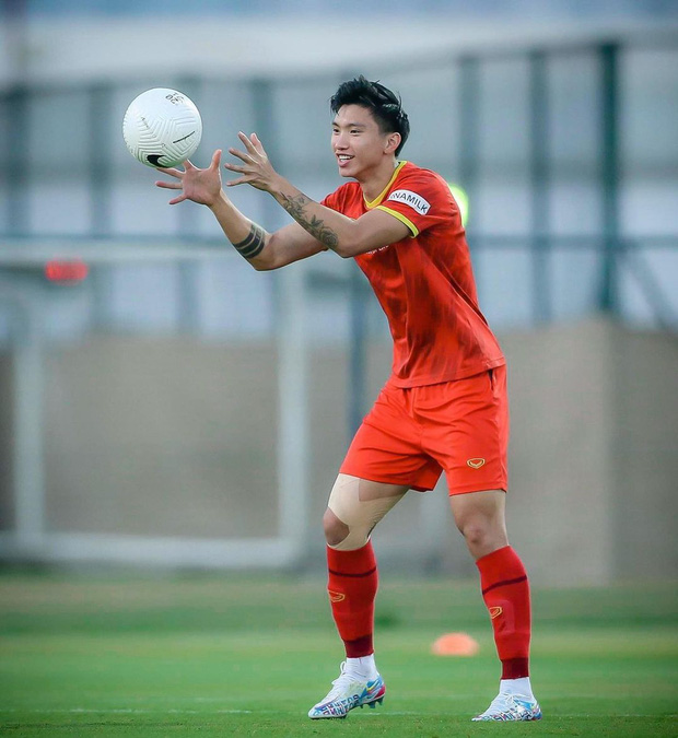 Người ta mặc đồ bảo hộ vừa vặn - Văn Hậu lòi nguyên khúc chân: Về em may quần dài cho nè!-1