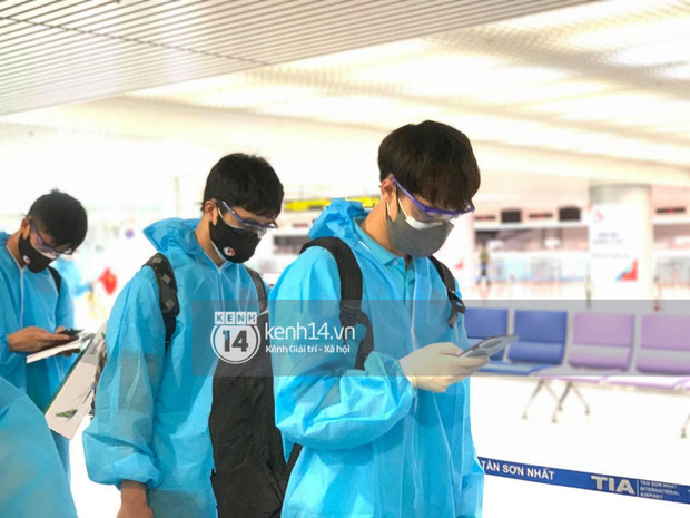 Toàn cảnh đội tuyển Việt Nam về đến Sài Gòn: Thầy Park và dàn cầu thủ quá dễ thương còn hàng xóm bật mode hóng” nhiệt tình-52