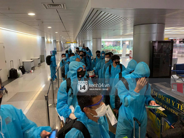 Toàn cảnh đội tuyển Việt Nam về đến Sài Gòn: Thầy Park và dàn cầu thủ quá dễ thương còn hàng xóm bật mode hóng” nhiệt tình-53