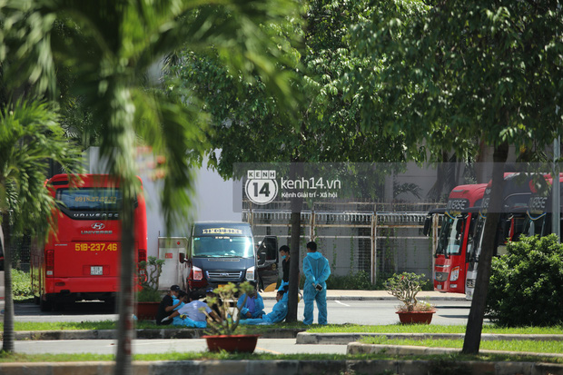 Toàn cảnh đội tuyển Việt Nam về đến Sài Gòn: Thầy Park và dàn cầu thủ quá dễ thương còn hàng xóm bật mode hóng” nhiệt tình-56