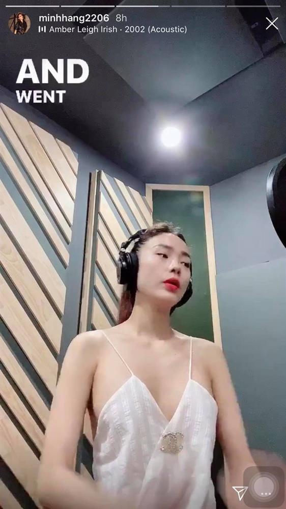 Minh Hằng diện mẫu bra bé bằng bàn tay nhưng khuôn ngực o ép khét lẹt kia mới là tâm điểm-4