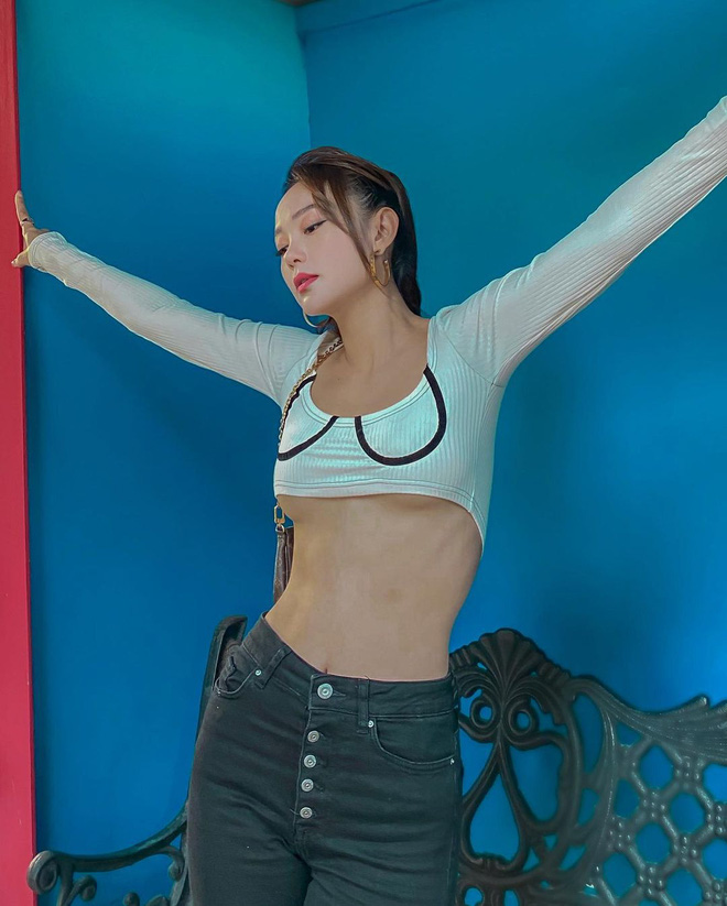 Minh Hằng diện mẫu bra bé bằng bàn tay nhưng khuôn ngực o ép khét lẹt kia mới là tâm điểm-10