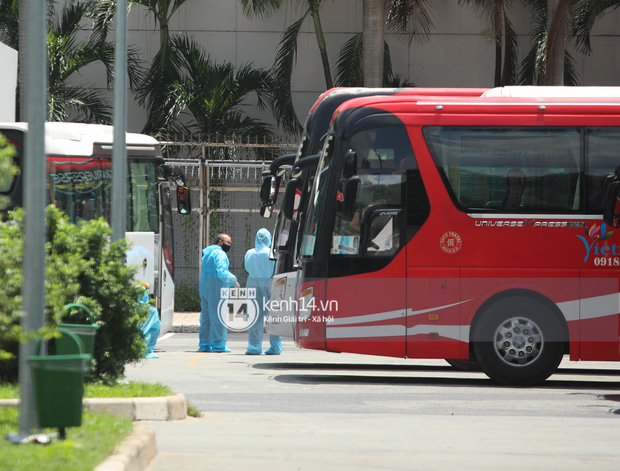 Toàn cảnh đội tuyển Việt Nam về đến Sài Gòn: Thầy Park và dàn cầu thủ quá dễ thương còn hàng xóm bật mode hóng” nhiệt tình-40