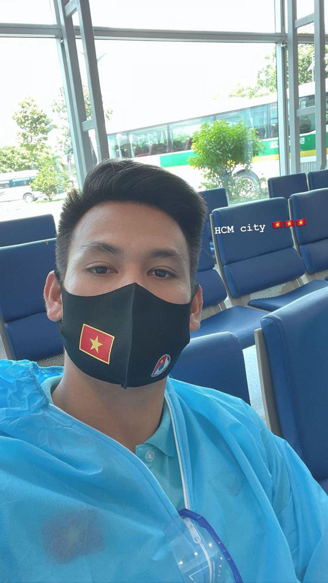 Toàn cảnh đội tuyển Việt Nam về đến Sài Gòn: Thầy Park và dàn cầu thủ quá dễ thương còn hàng xóm bật mode hóng” nhiệt tình-31
