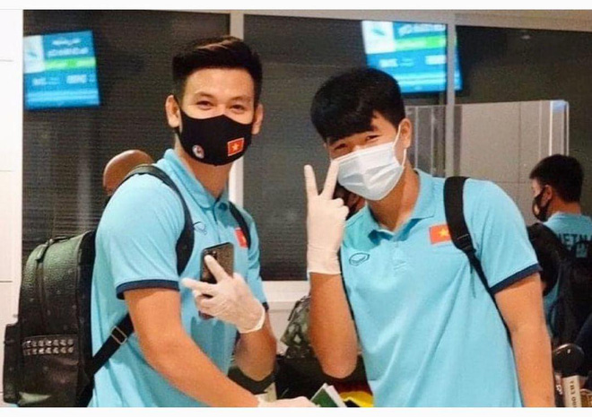 Toàn cảnh đội tuyển Việt Nam về đến Sài Gòn: Thầy Park và dàn cầu thủ quá dễ thương còn hàng xóm bật mode hóng” nhiệt tình-32