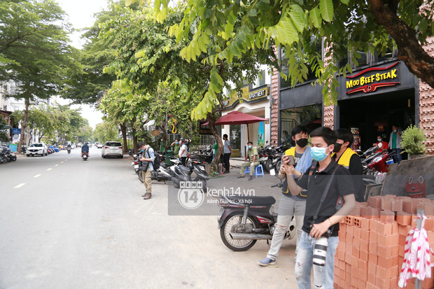 Toàn cảnh đội tuyển Việt Nam về đến Sài Gòn: Thầy Park và dàn cầu thủ quá dễ thương còn hàng xóm bật mode hóng” nhiệt tình-25