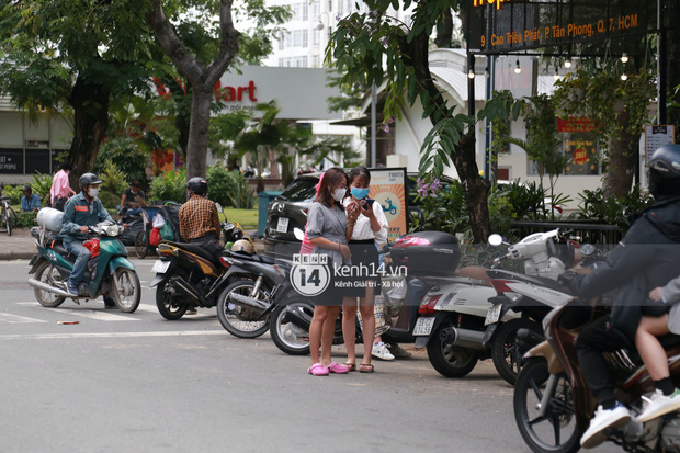 Toàn cảnh đội tuyển Việt Nam về đến Sài Gòn: Thầy Park và dàn cầu thủ quá dễ thương còn hàng xóm bật mode hóng” nhiệt tình-29